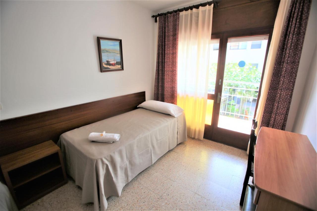 ל'אסטרטיט Pension Hostel Costa Brava מראה חיצוני תמונה