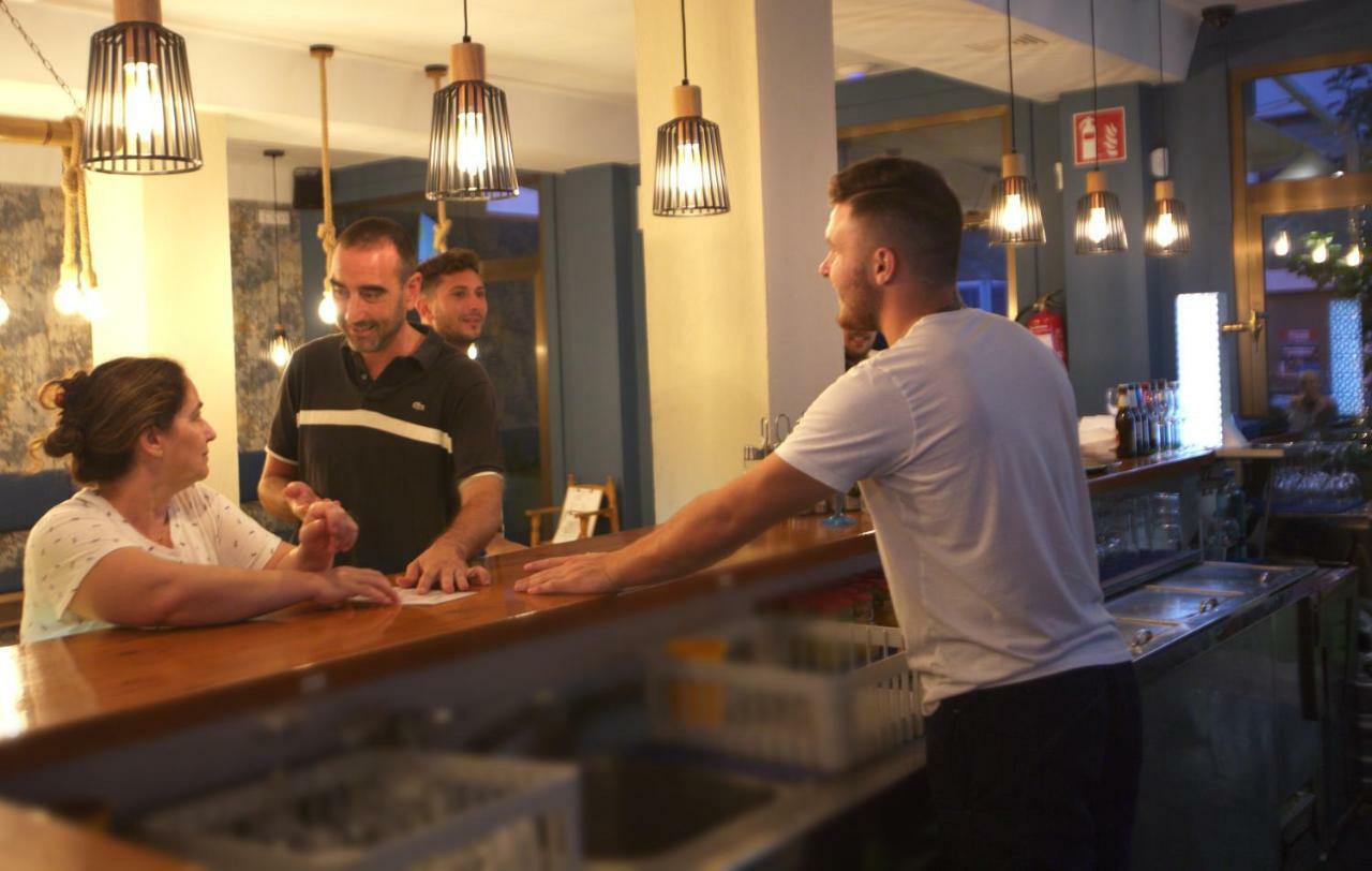 ל'אסטרטיט Pension Hostel Costa Brava מראה חיצוני תמונה